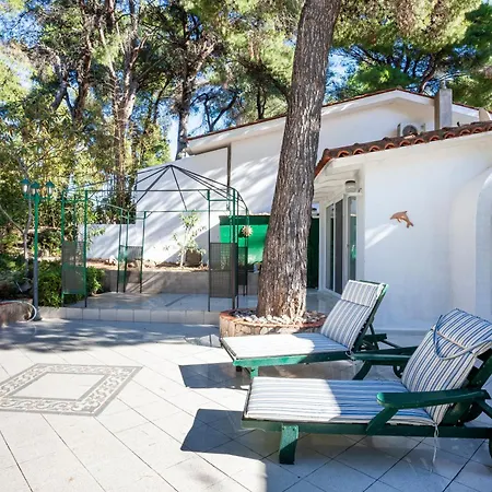 Suave Sani With Shared Pool Villa