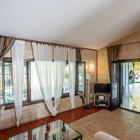 Suave Sani With Shared Pool Villa *